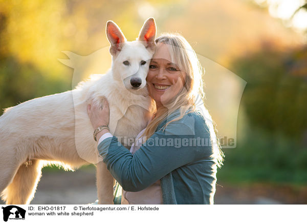 Frau mit Weiem Schferhund / woman with white shepherd / EHO-01817