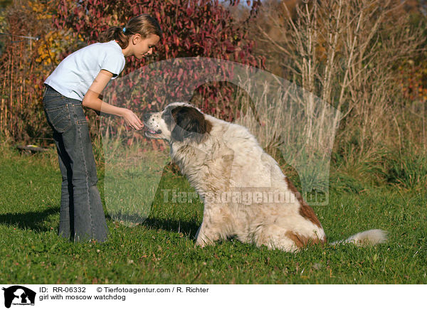 Mdchen mit Moskauer Wachhund / girl with moscow watchdog / RR-06332