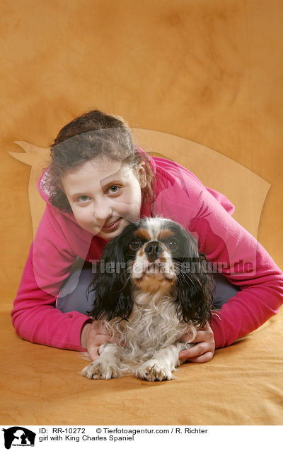 Mdchen mit Cavalier-Mischling / girl with King Charles Spaniel / RR-10272