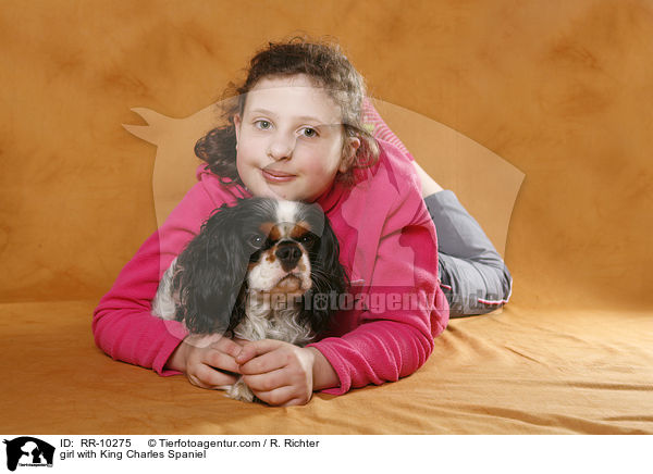 Mdchen mit Cavalier-Mischling / girl with King Charles Spaniel / RR-10275