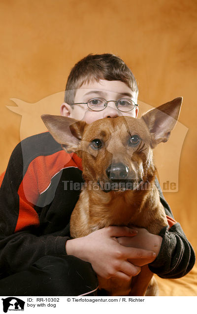 Junge schmust mit Hund / boy with dog / RR-10302