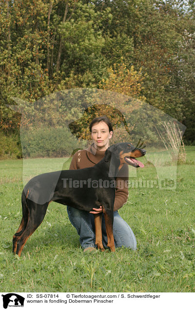 Frau kuschelt mit Dobermann / woman is fondling Doberman Pinscher / SS-07814