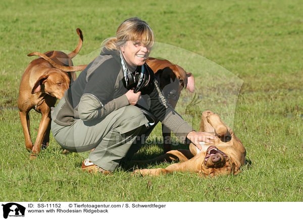Frau mit Rhodesian Ridgeback / woman with Rhodesian Ridgeback / SS-11152