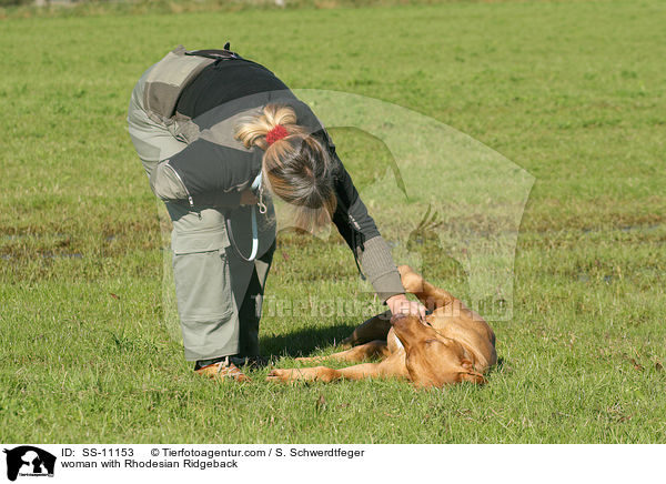 Frau mit Rhodesian Ridgeback / woman with Rhodesian Ridgeback / SS-11153