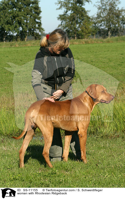Frau mit Rhodesian Ridgeback / woman with Rhodesian Ridgeback / SS-11155