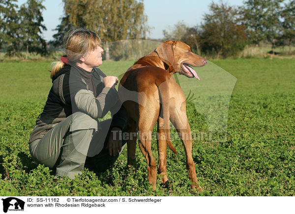 Frau mit Rhodesian Ridgeback / woman with Rhodesian Ridgeback / SS-11162