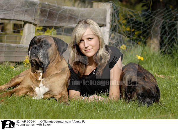 junge Frau mit Boxer / young woman with Boxer / AP-02694