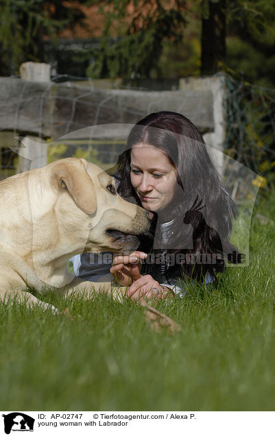 Frau mit Labrador / young woman with Labrador / AP-02747