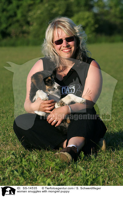 Frau kuschelt mit Border-Collie-Mischling Welpe / woman snuggles with mongrel puppy / SS-14535