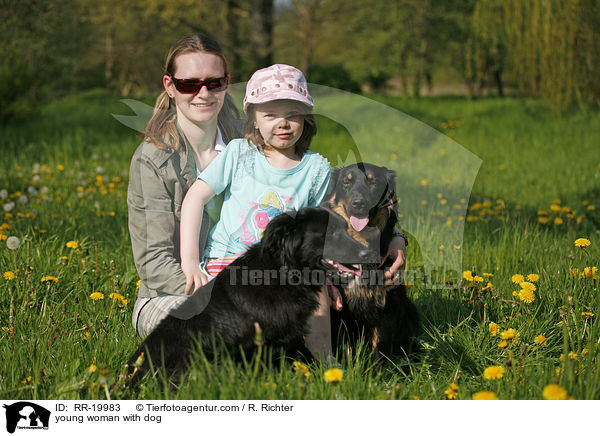 junge Frau mit Hund / young woman with dog / RR-19983