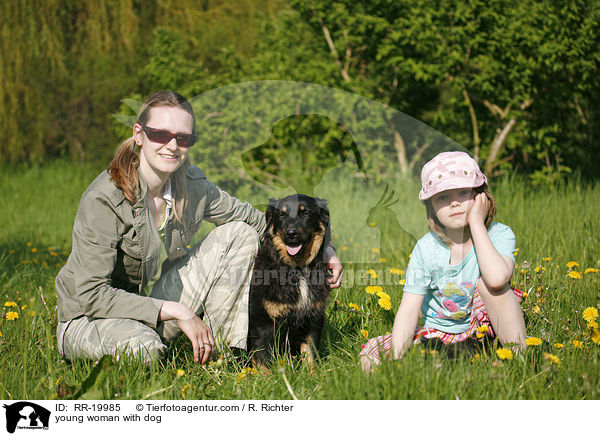 junge Frau mit Hund / young woman with dog / RR-19985