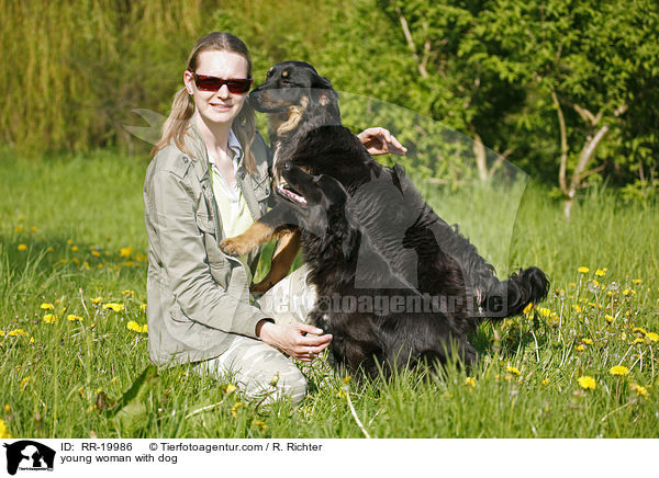 junge Frau mit Hund / young woman with dog / RR-19986