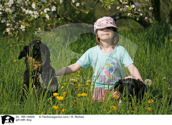 Mdchen mit Hund / girl with dog / RR-19989