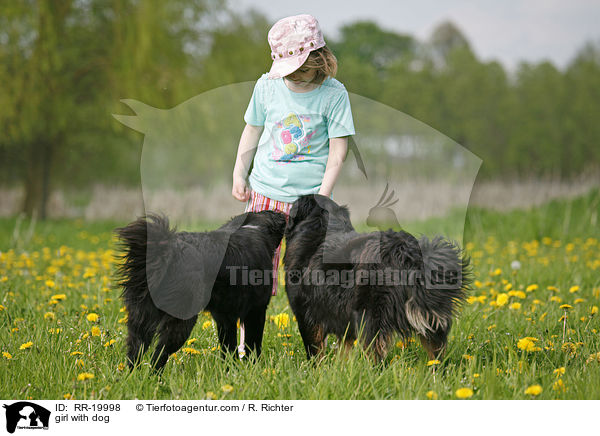 Mdchen mit Hund / girl with dog / RR-19998
