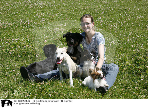 junge Frau mit Hund / young woman with dog / RR-20036