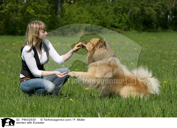 Frau mit Eurasier / woman with Eurasier / PM-02930