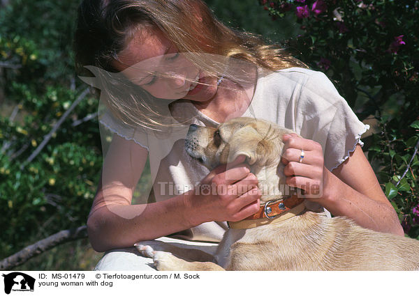 junge Frau mit Hund / young woman with dog / MS-01479
