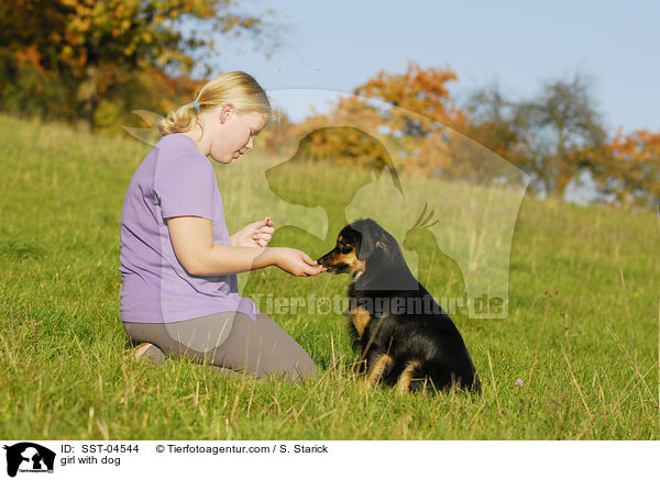 Mdchen mit Hund / girl with dog / SST-04544