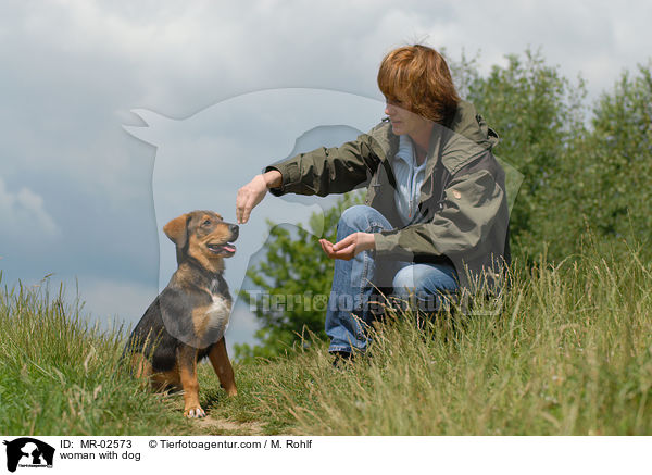 Frau mit Hund / woman with dog / MR-02573