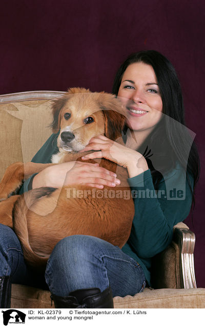 Frau und Mischlingswelpe / woman and young mongrel / KL-02379