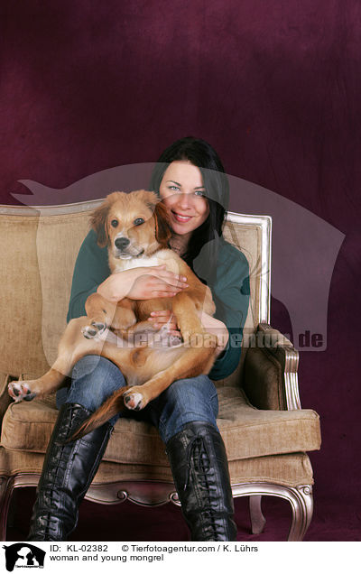 Frau und Mischlingswelpe / woman and young mongrel / KL-02382