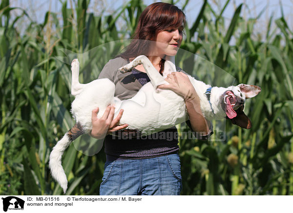 Frau und Terrier-Mischling / woman and mongrel / MB-01516