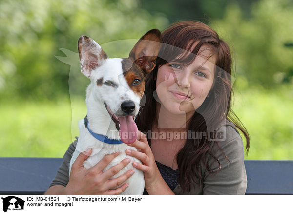 Frau und Terrier-Mischling / woman and mongrel / MB-01521