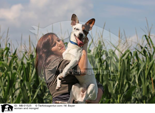 Frau und Terrier-Mischling / woman and mongrel / MB-01525