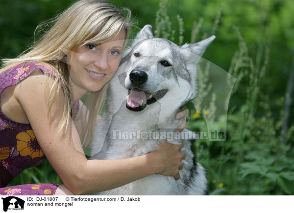 Frau und Schferhund-Mischling / woman and mongrel / DJ-01807