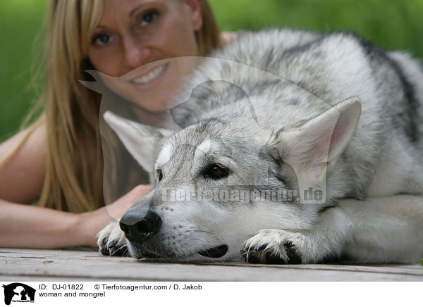 Frau und Schferhund-Mischling / woman and mongrel / DJ-01822