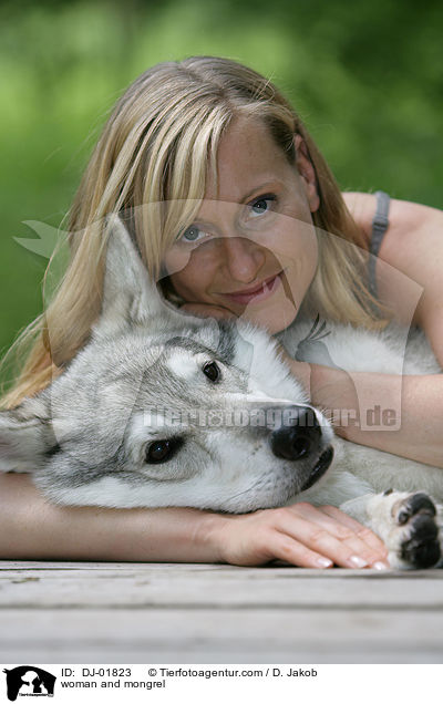 Frau und Schferhund-Mischling / woman and mongrel / DJ-01823