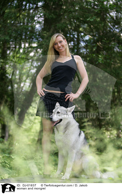 Frau und Schferhund-Mischling / woman and mongrel / DJ-01837