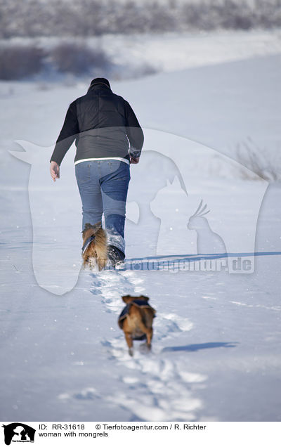 Frau mit Mischlingen / woman with mongrels / RR-31618