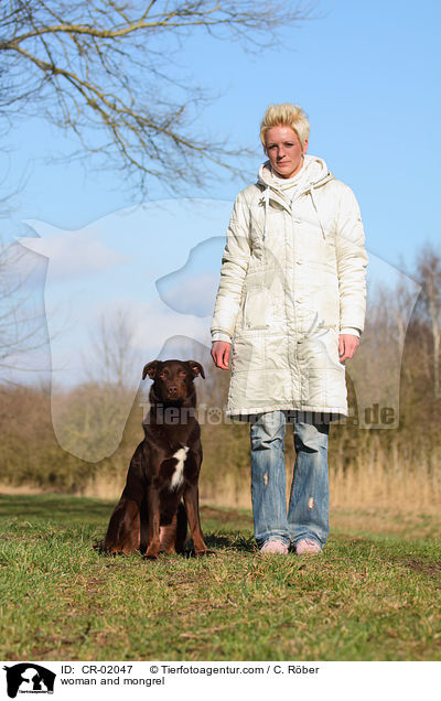 Frau und Labrador-Mix / woman and mongrel / CR-02047