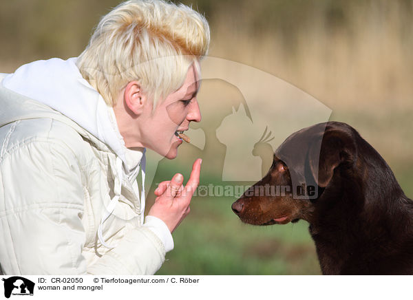 Frau und Labrador-Mix / woman and mongrel / CR-02050