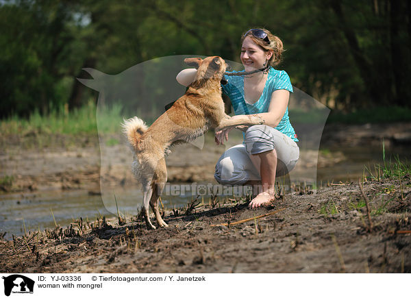 Frau mit Mischling / woman with mongrel / YJ-03336