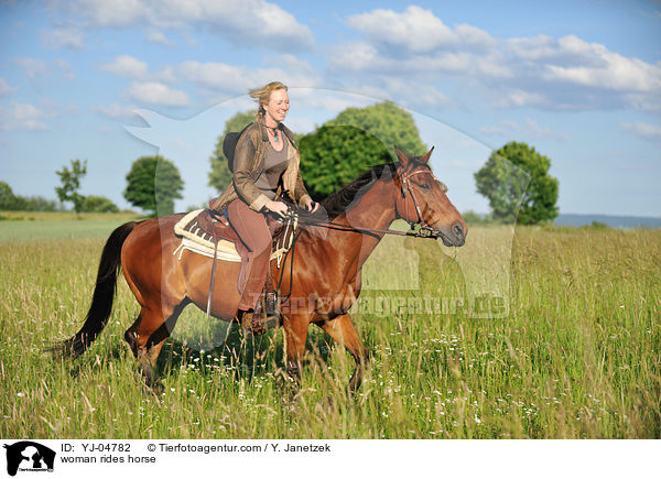 Frau reitet Araber-Mix / woman rides horse / YJ-04782