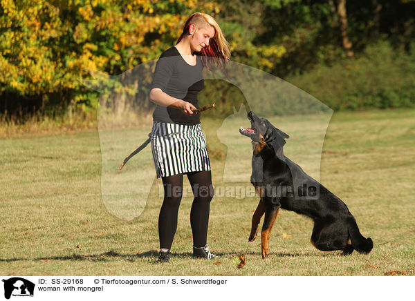 Frau mit Hovawart-Schferhund-Mix / woman with mongrel / SS-29168