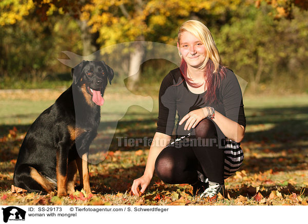 Frau mit Hovawart-Schferhund-Mix / woman with mongrel / SS-29173