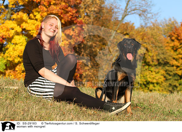 Frau mit Hovawart-Schferhund-Mix / woman with mongrel / SS-29183