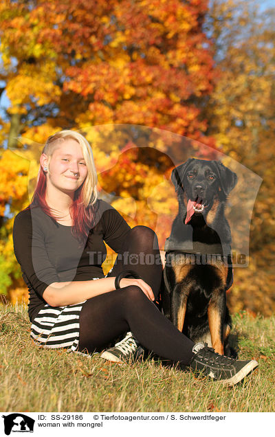 Frau mit Hovawart-Schferhund-Mix / woman with mongrel / SS-29186