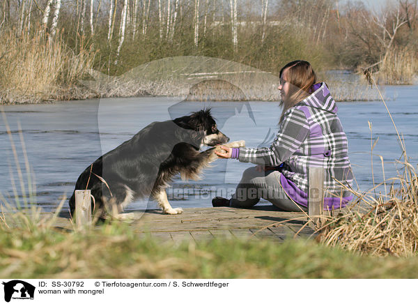 Frau mit Border-Collie-Mix / woman with mongrel / SS-30792