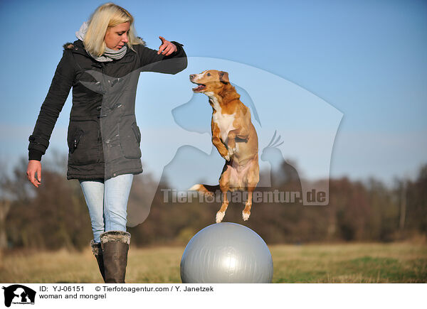 Frau und Podenco-Mix / woman and mongrel / YJ-06151