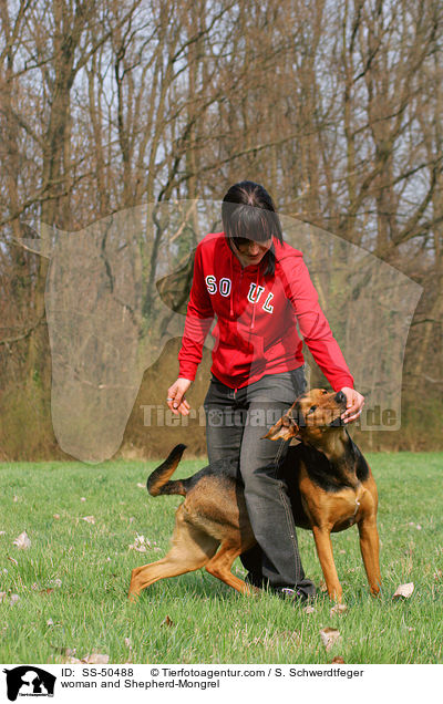 Frau und Schferhund-Mischling / woman and Shepherd-Mongrel / SS-50488