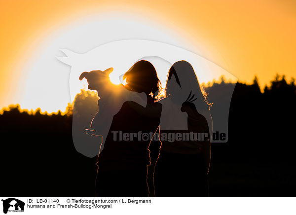 Menschen und Franzsiche-Bulldogge-Mischling / humans and Frensh-Bulldog-Mongrel / LB-01140