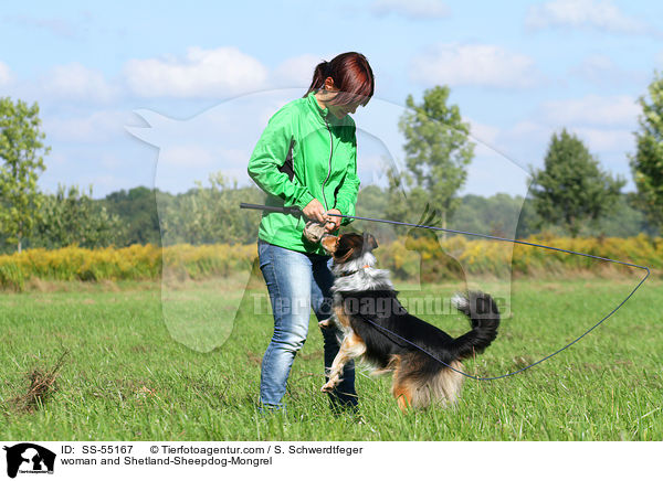 Frau und Sheltie-Mischling / woman and Shetland-Sheepdog-Mongrel / SS-55167