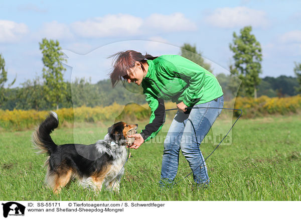 Frau und Sheltie-Mischling / woman and Shetland-Sheepdog-Mongrel / SS-55171