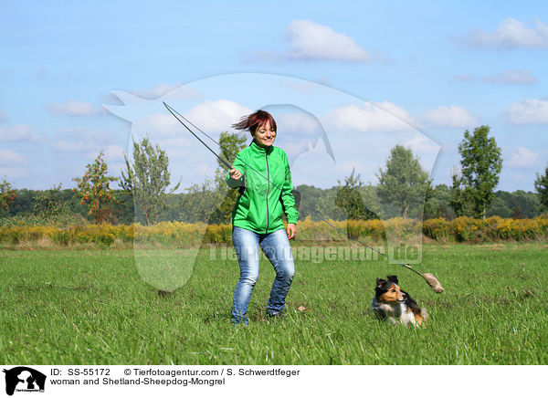 Frau und Sheltie-Mischling / woman and Shetland-Sheepdog-Mongrel / SS-55172
