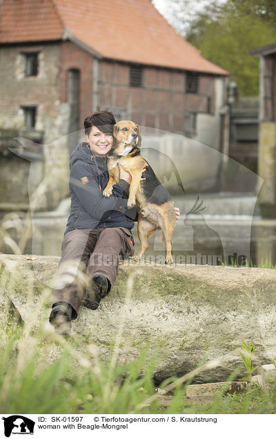 Frau mit Beagle-Mischling / woman with Beagle-Mongrel / SK-01597