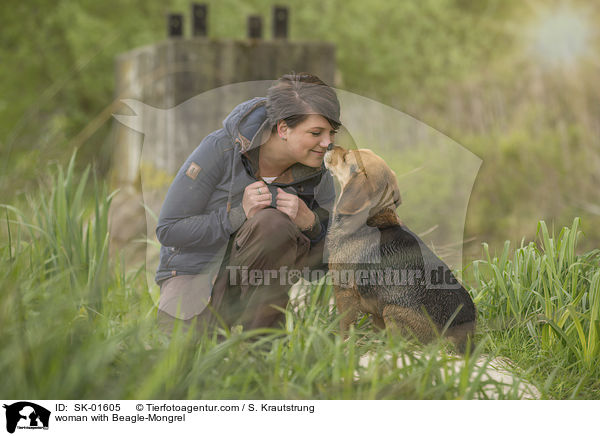 Frau mit Beagle-Mischling / woman with Beagle-Mongrel / SK-01605